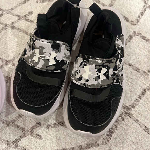 NWOT 2 pairs boys 2.5 under armor no tie sneakers - Picture 2 of 6